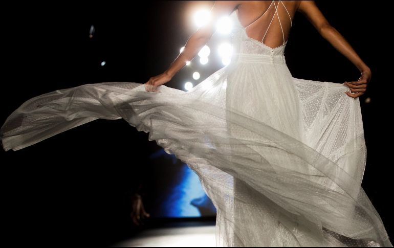Una modelo desfila con un vestido de la diseñadora Rosa Clará, en la segunda jornada de la Barcelona Bridal Fashion Week, que se celebra en la Fira de Montjuïc. EFE/E. Fontcuberta.