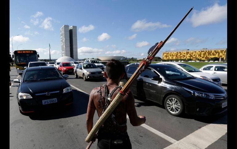 Indígenas de la tribu Munduruku protestan en la Explanada de los Ministerios para pedir la demarcación de su territorio para la supervivencia del pueblo en Brasilia, Brasil. EFE/J. Alves