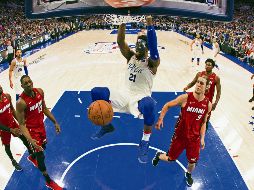 Culminan la obra. Joel Embiid (#21) terminó con 19 puntos en su cuenta personal, ayer ante el Heat. AP