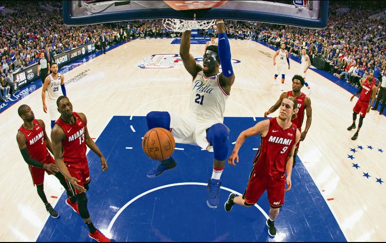Culminan la obra. Joel Embiid (#21) terminó con 19 puntos en su cuenta personal, ayer ante el Heat. AP