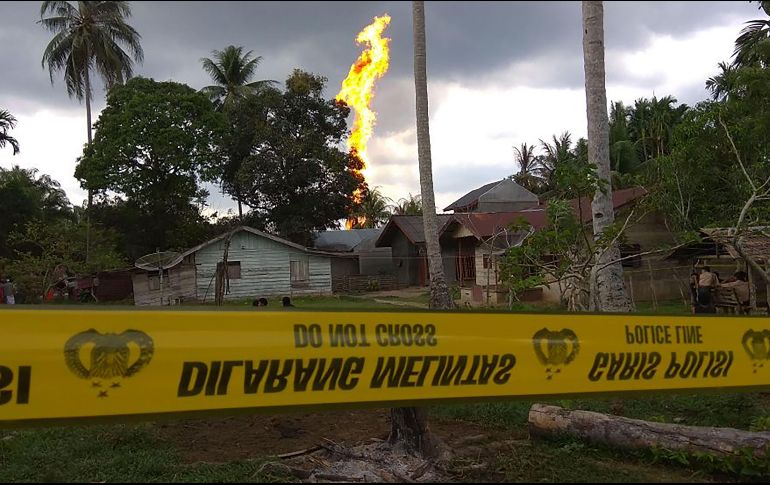 Diversas autoridades colaboran para apagar una columna de fuego de más de 10 metros de altura que proviene del yacimiento. AFP/I. Ismail