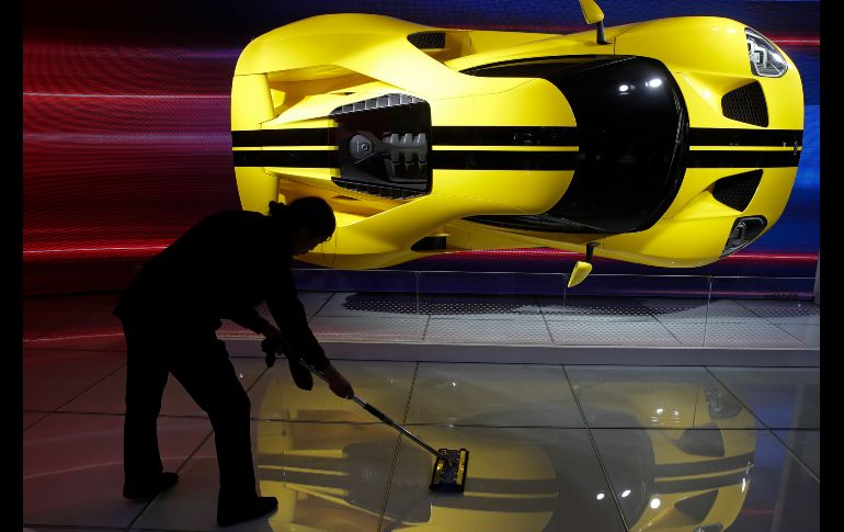 Una persona trapea cerca de un Ford GT que se exhibe en el Auto Show de China en Pekín, en el marco de la presentación a medios de la exposición. AP/A. Wong
