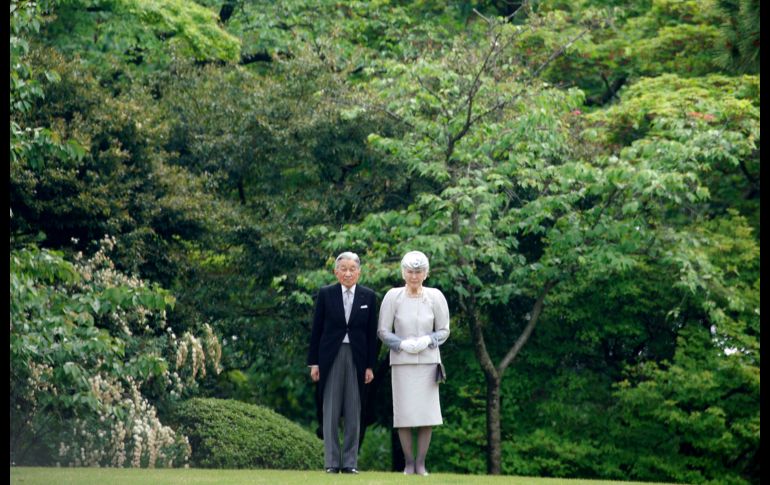 El emperador japonés Akihito y la emperatriz Michiko asisten a la fiesta de primavera en el jardín del palacio Akasaka en Tokio. AP/E. Hoshiko