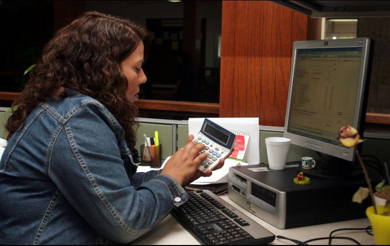 Resaltan la importancia de tomar descansos de cinco minutos por cada hora de trabajo, pues las actividades repetitivas y sin descanso son causa común de lesiones en el ambiente laboral. EL INFORMADOR / ARCHIVO