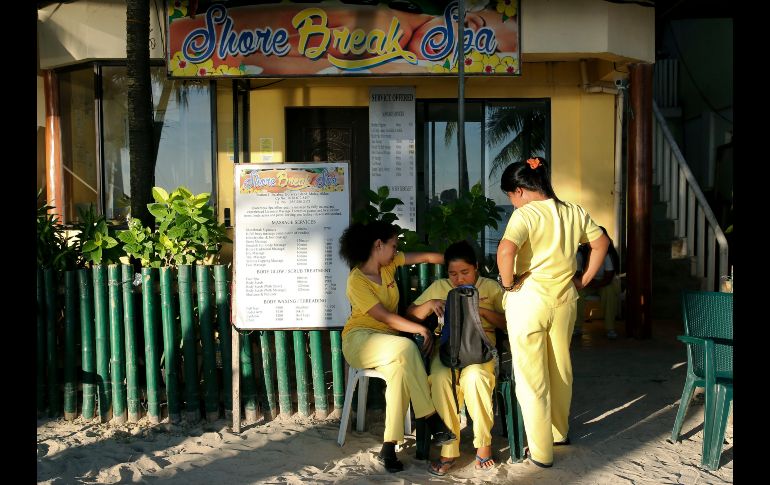 Trabajadoras de un spa. El sector turístico advirtió que el cierre de la isla pone en peligro 17 mil empleos. AP/A. Favila