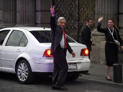 El auto Volkswagen Jetta blanco en el que llegó López Obrador al debate, tiene nueve multas en el registro. AFP / ARCHIVO