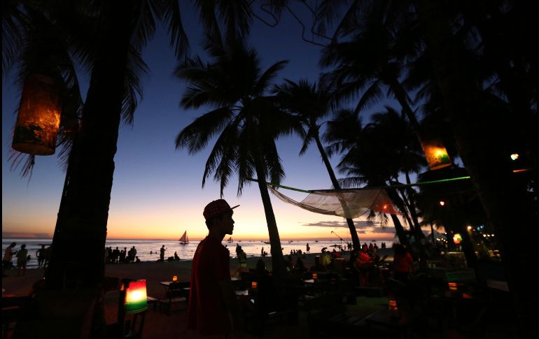 Un mesero se ve afuera de un restaurante. La decisión del cierre desde el mañana, durante seis meses, ha provocado la indignación de los pobladores y trabajadores que viven de los complejos turísticos. AP/A. Favila