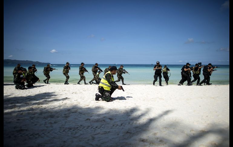 En el día previo al cierre del jueves, la policía realizó simulacros de manifestaciones, toma de rehenes y de atentados en las arenas blancas de este 'paraíso' de aguas turquesas. AFP/N. Celis