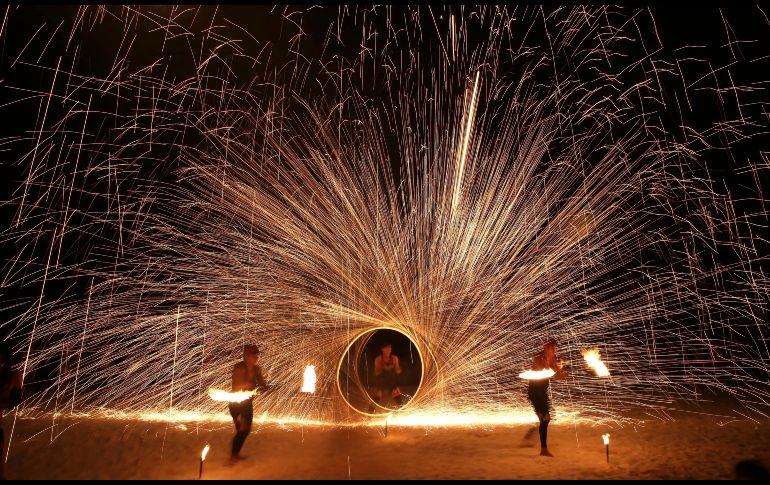 Danzantes hacen una presentación con fuego. La comunidad de Boracay acudió ante la Corte Suprema en un último intento por evitar la medida. AP/A. Favila
