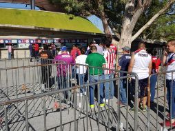 Los revendedores hiceron acto de presencia en las cercanías del estadio, pero los aficionados prefieren hacer fila en las taquillas. EL INFORMADOR/J. Robles