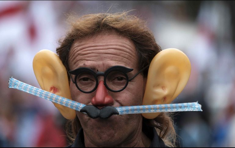 Miles de empleados públicos protestan en las calles de San José, Costa Rica, contra una reforma tributaria que consideran que llegaría a empobrecer a la clase media y baja. EFE/J. Arguedas