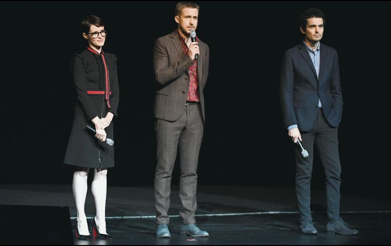 Protagonistas. Los actores Claire Foy y Ryan Gosling junto al director Chazelle durante CinemaCon. CORTESÍA