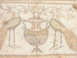 La pieza está integrada en el suelo del templo y contiene teselas de colores que forman motivos geométricos y figuras vegetales y animales. ESPECIAL