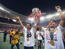 Orgullosos, Rodolfo Pizarro y Alan Pulido, comparten el trofeo con la grey rojiblanca que se unió a la celebración. EL INFORMADOR/F. Atilano