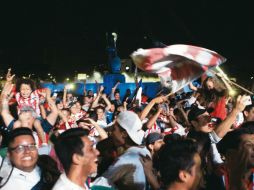 Euforia. La noche se prestó para que se manifestara esa hermandad entre desconocidos que sólo consigue el futbol. EL INFORMADOR/A. Camacho