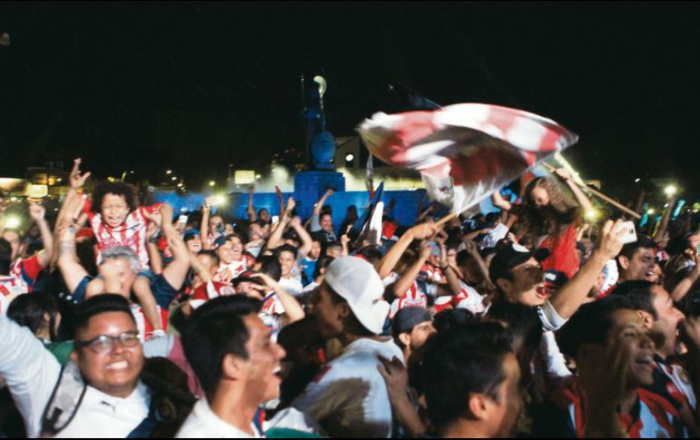Euforia. La noche se prestó para que se manifestara esa hermandad entre desconocidos que sólo consigue el futbol. EL INFORMADOR/A. Camacho