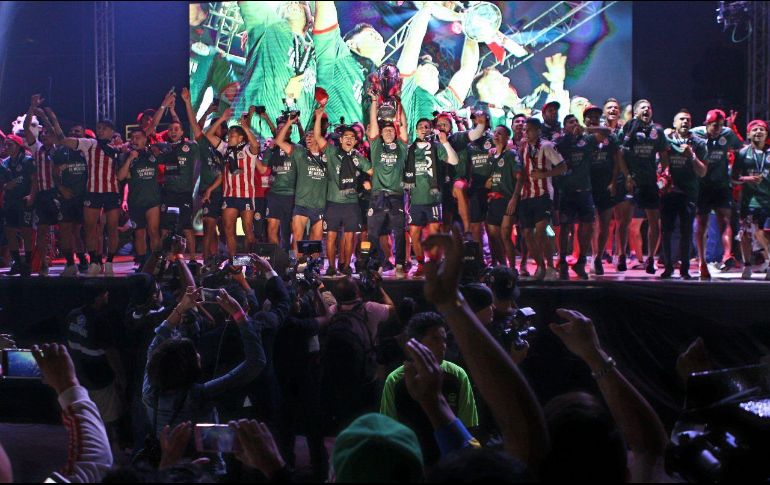 Cerca de las 2:00 AM arribaron los jugadores a la celebración, desde la tarima instalada para la ocasión compartieron el campeonato con sus seguidores. EL INFORMADOR/A. Camacho