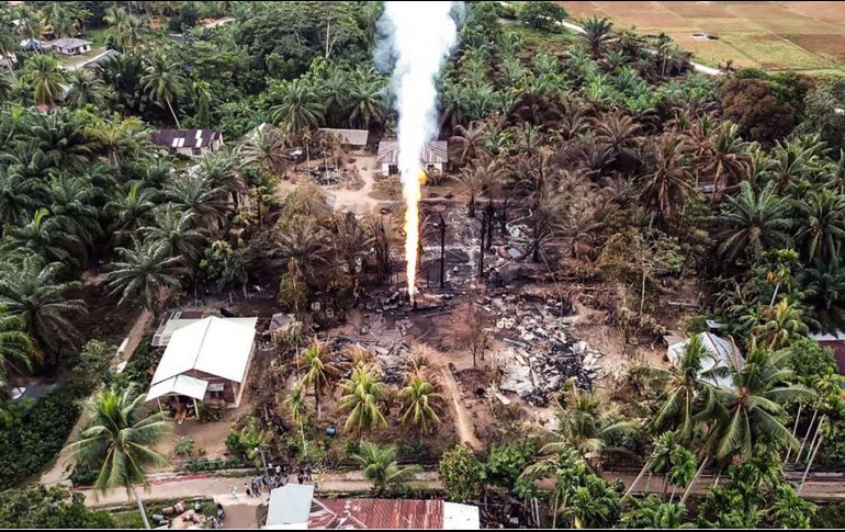 Los especialistas han tardado más de 24 horas en apagar el incendio, aunque todavía sale agua con gas de la perforación ilegal. AFP