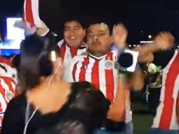 En redes sociales, usuarios criticaron la reacción de Mora, pues dijeron que se trató de ''unos simples empujones''. ESPECIAL / YouTube