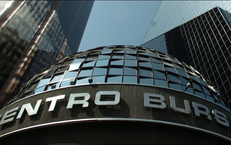 En el mercado accionario local se opera un volumen de 1.3 millones de títulos, por un importe económico de 42.9 millones de pesos. EFE / ARCHIVO