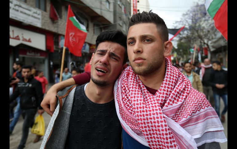 Palestinos reaccionan en el funeral del periodista Ahmed Abu Hussein en Jabalia, Franja de Gaza. El periodista murió a consecuencia de disparos de fuerzas israelíes mientras cubría las manifestaciones en la frontera. AFP/M. Abed