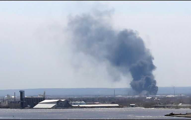 Un contratista, que estaba en las instalaciones de la refinería, dice que el estallido sucedió cuando las cuadrillas de empleados trabajaban para cerrar la planta y repararla. AFP / L. Signorelli