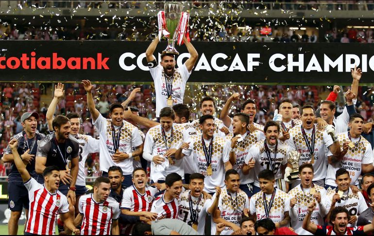 Los futbolistas aplauden el triunfo obtenido por el equipo en el que debutaron a nivel profesional. SUN / A. Salinas