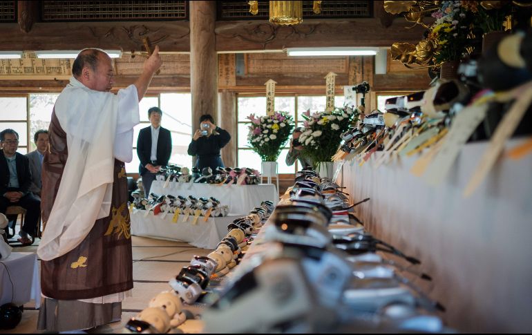 El monje recita sutras durante la ceremonia, orando por una transición tranquila de las almas de los difuntos. AFP/N. Datiche