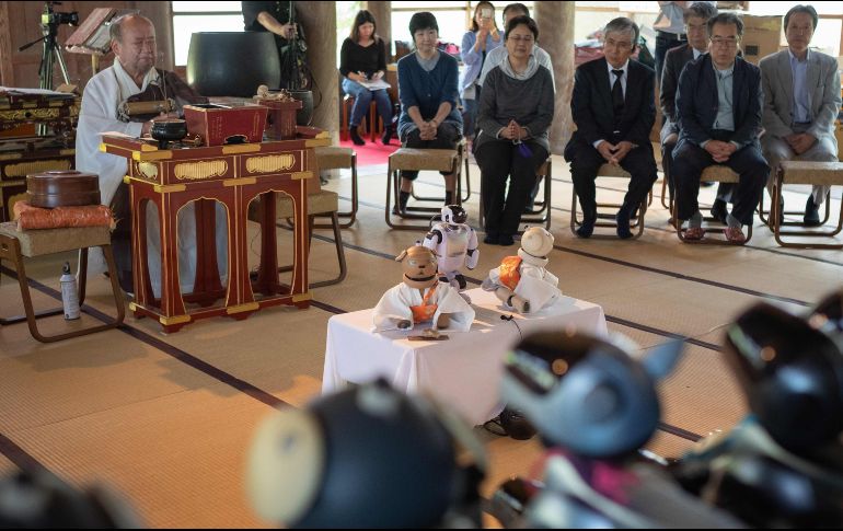 Asistentes el templo de Kofukuji se unen a las oraciones. AFP/N. Datiche