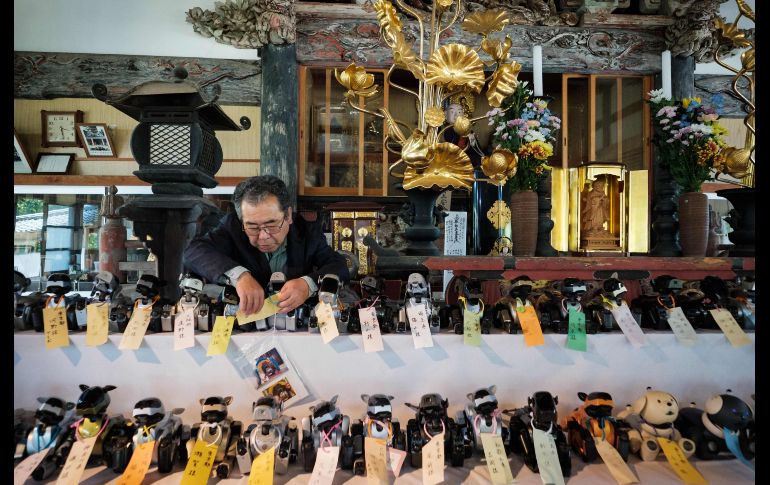 Previo al funeral, un hombre organizó los robots en el altar. AFP/N. Datiche