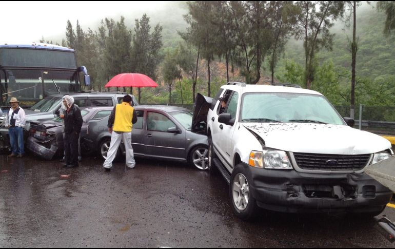 Hasta el lugar llegó la Policía Federal para deslindar responsabilidades y ordenar a las grúas el traslado de las unidades al corralón. NTX / ARCHIVO