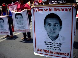 La protesta, es encabezada por familiares de los estudiantes normalistas, quienes portan carteles con los nombres y fotografías de sus hijos desaparecidos desde el 26 de septiembre de 2014. AFP/ P. Prado