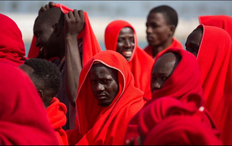 Salvamento Marítimo traslada al puerto de Málaga, España, a inmigrantes que viajaban en dos pateras, que habían sido localizadas en el mar de Alborán. EFE/C. Díaz