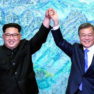 Trump saluda ''histórico'' encuentro entre Kim y Moon