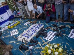 La noche del jueves, periodistas celebraron una vigilia en homenaje al reportero Angel Gahona, muerto de un disparo mientras cubría las protestas en la ciudad caribeña de Bluefields. EFE / J. Torres