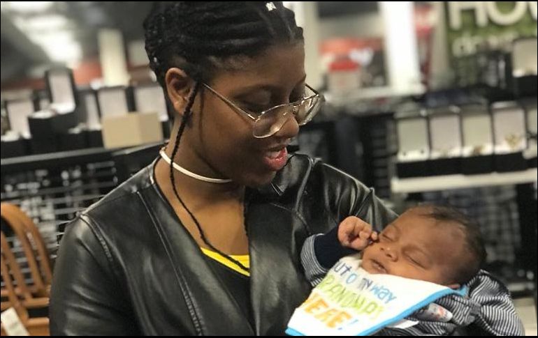 Cuando Freeman llegó a su cuarto de hotel sin conocer el idioma ni el número de emergencia, buscó videos de YouTube que le ayudaran a dar a luz a un bebé. TWITTER / @TheWittleDemon