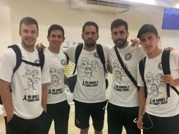 Todos los jugadores de Leones Negros portaron la misma playera en su viaje de regreso a Guadalajara. ESPECIAL