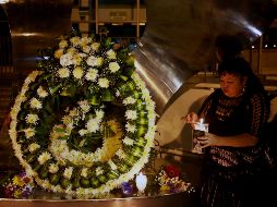 Simpatizantes de Álvaro Arzú Irigoyen colocan velas en el altar que se hizo en la entrada de la Municipalidad de Guatemala. EFE/E. Biba