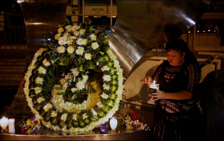 Simpatizantes de Álvaro Arzú Irigoyen colocan velas en el altar que se hizo en la entrada de la Municipalidad de Guatemala. EFE/E. Biba