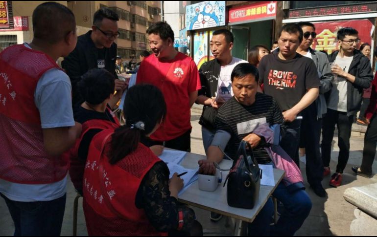 Varias personas hacen fila para donar sangre, solicitada en beneficio de los heridos en el ataque. EFE/Y. Jian