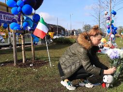 Luego de darse a conocer el fallecimiento, varias personas improvisaron un altar en honor a Alfie en el Alder Hey Children's Hospital. AP/P. Byrne