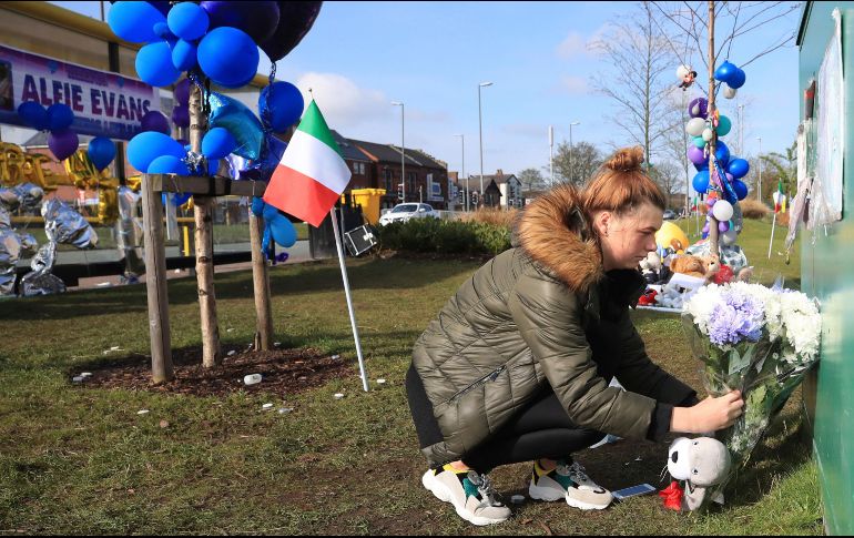 Luego de darse a conocer el fallecimiento, varias personas improvisaron un altar en honor a Alfie en el Alder Hey Children's Hospital. AP/P. Byrne