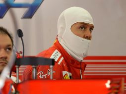 Sebastian Vettel, de la escudería Ferrari, escucha las indicaciones de su equipo antes de la sesión. AP/L. Bruno