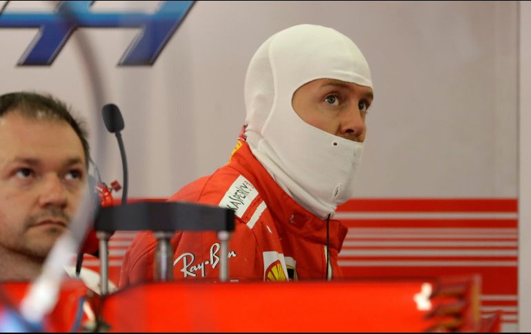 Sebastian Vettel, de la escudería Ferrari, escucha las indicaciones de su equipo antes de la sesión. AP/L. Bruno
