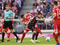 Marco Fabián (centro) tuvo algunas oportunidades para anotar, pero la defensa local frenó sus intentos. AP