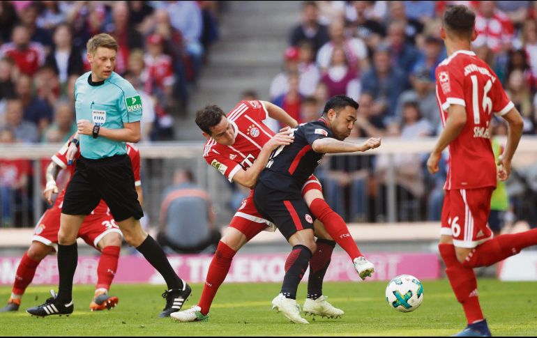 Marco Fabián (centro) tuvo algunas oportunidades para anotar, pero la defensa local frenó sus intentos. AP