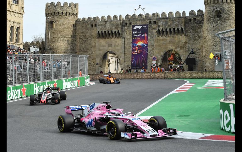 Sergei Sirotkin tocó por detrás el auto de Pérez, lo que provocó varios contactos adicionales. AFP/K. Kudryavtsev