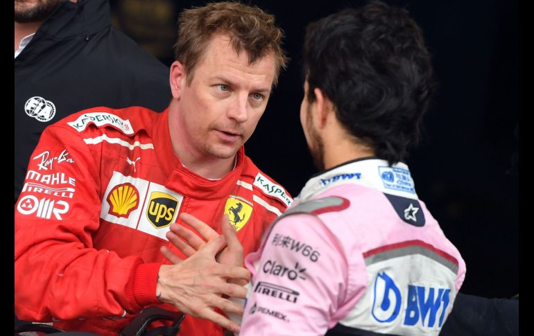 El segundo lugar, Kimi Raikkonen, felicita a Pérez. AFP/A. Isakovic