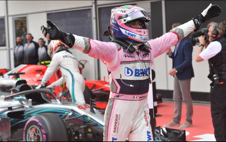 Sergio Pérez mantuvo a raya a Vettel para quedarse con la tercera posición y darle a Force India su primer podio desde 2016.  AFP/A. Isakovic