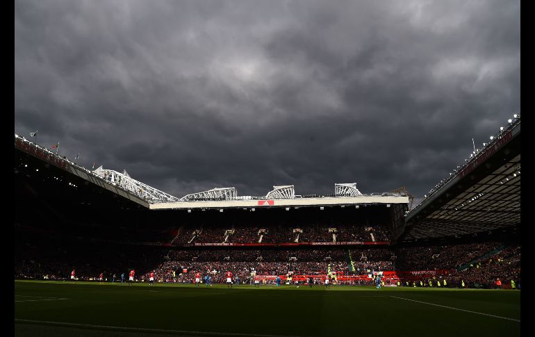 Nubes cubren el estadio Old Trafford en Manchester, Inglaterra, durante el partido de la Liga Premier entre Manchester United y Arsenal. AFP/P. Ellis